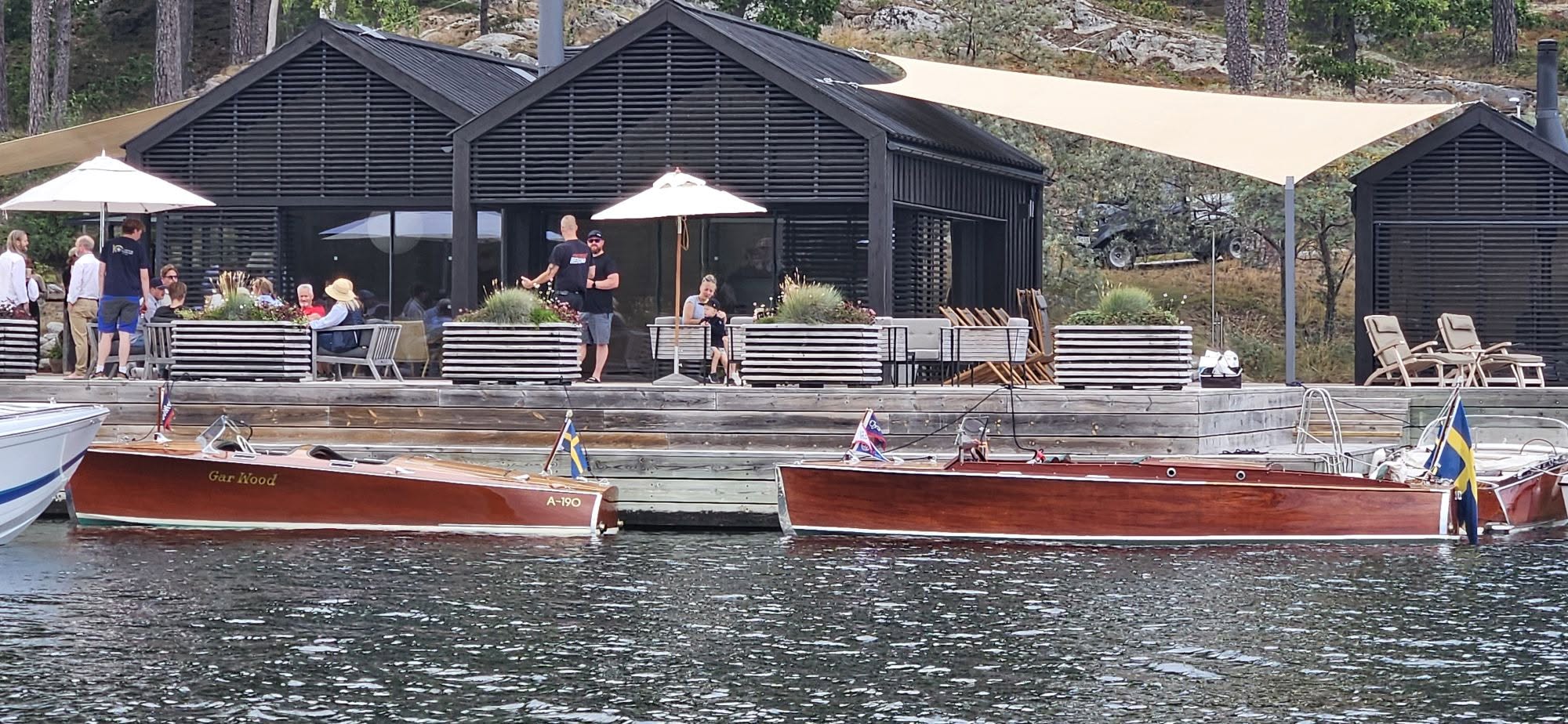 Mingel framför båthusen innan middagen.