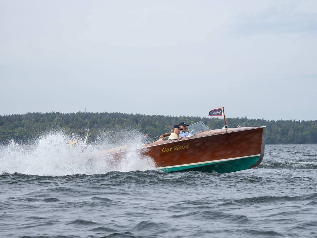 Gar Wood i planing på väg mot andra kortstoppet.